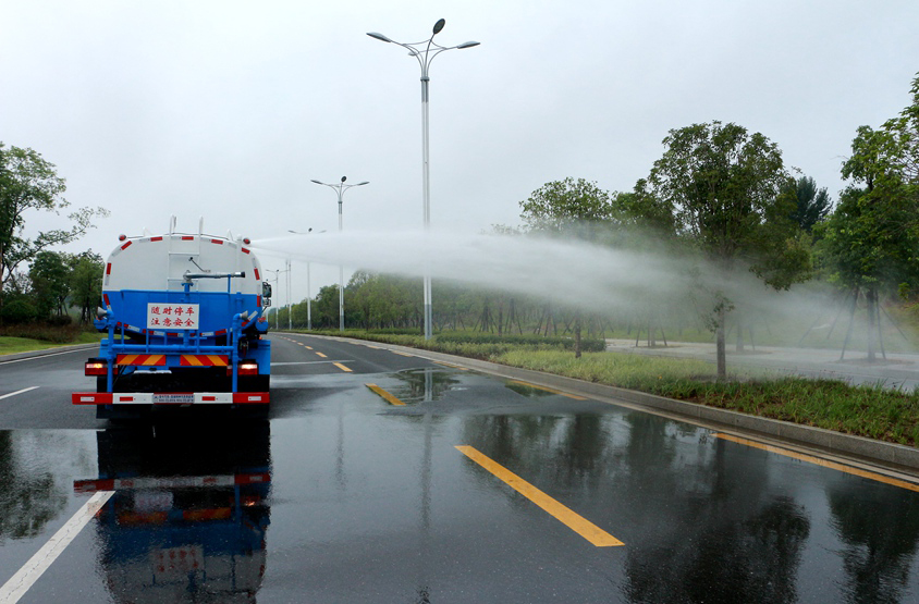 15方東風霧炮灑水車頂噴功能演示